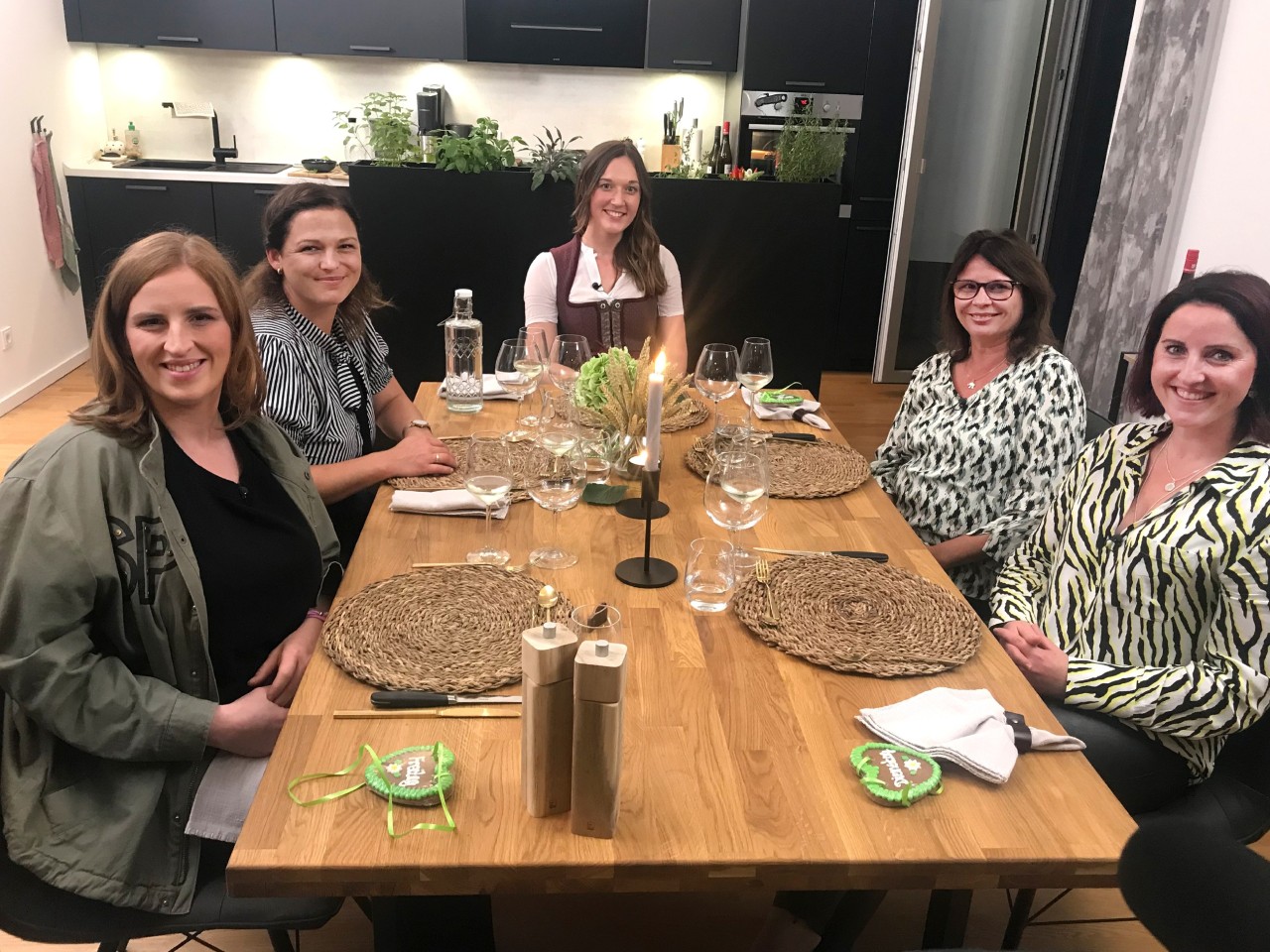 Gleich am Montag kommt es bei „Das perfekte Dinner“ zu einem Zwischenfall. Franziska (rechts) musste plötzlich den Tisch verlassen.