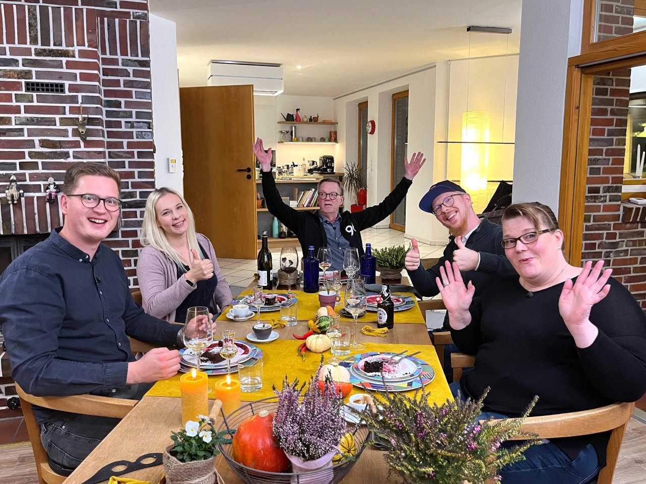 Alle „Das perfekte Dinner“-Kandidaten sitzen bei Frank zusammen am Tisch und essen. (Archivbild)