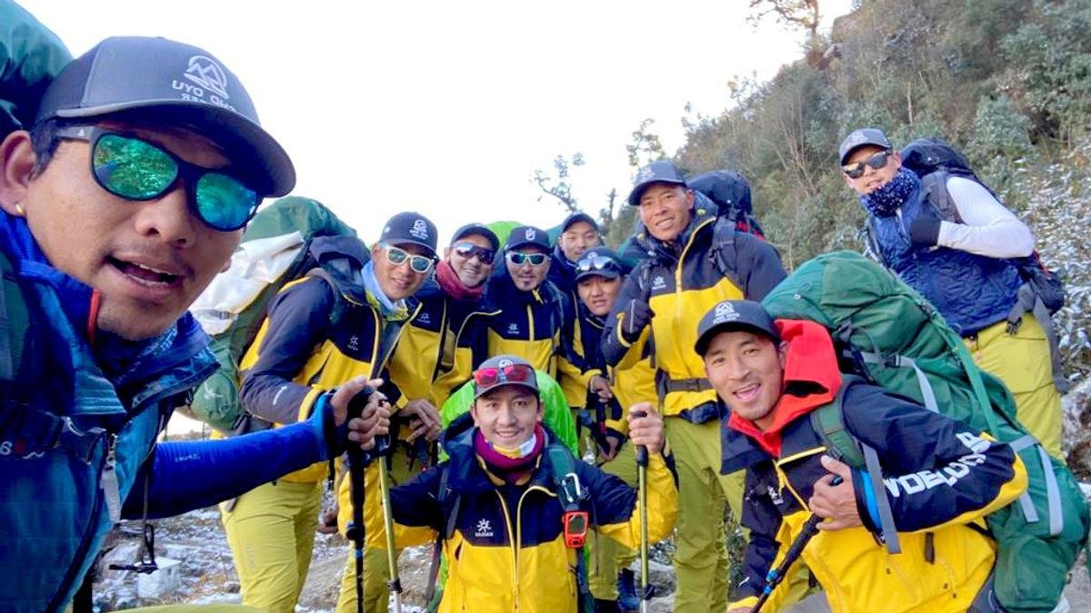 Teamleiter Gelje Sherpa (vorne rechts mit der roten Kapuze) ist mit den anderen Mitgliedern seines Teams auf dem Weg zum Basislager des Mount Cho Oyu im Himalaya. Die Gruppe von Sherpa-Bergsteigern hofft, eine neue Route auf den Achttausender zu finden, die für kommerzielles Klettern nutzbar gemacht werden kann. Der tibetische Name des Berges Cho Oyu bedeutet "Göttin des Türkis". Diese Bergführer wollen einen neuen Weg auf einen der höchsten Berge der Welt finden. Foto: Lakpadendi Sherpa/-/dpa