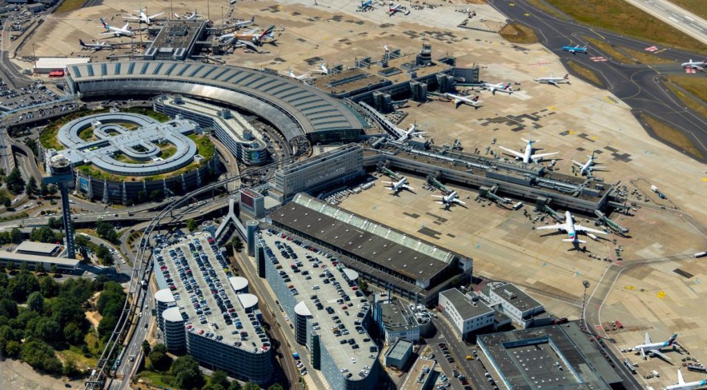 Luftbild der Abfertigungs- Gebäude und Terminals mit Startbahn und Landebahn auf dem Gelände des Flughafen in Düsseldorf.