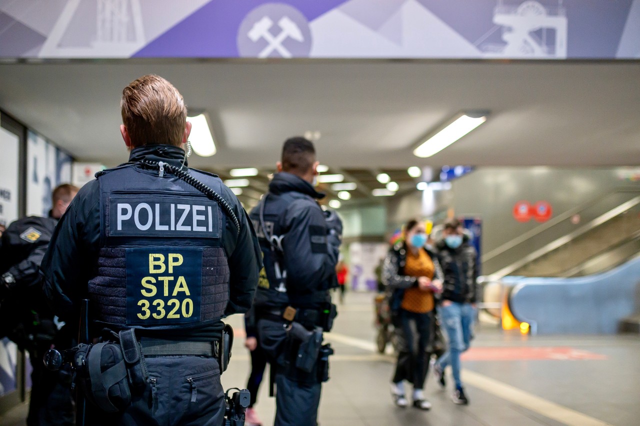 Einige Problemfans zerlegten in Gelsenkirchen eine Regionalbahn. Das rief die Bundespolizei auf den Plan. (Archivbild)