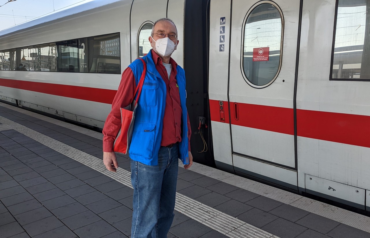 Helfer Heinz Broß empfängt die Flüchtlinge am Hauptbahnhof in Dortmund.