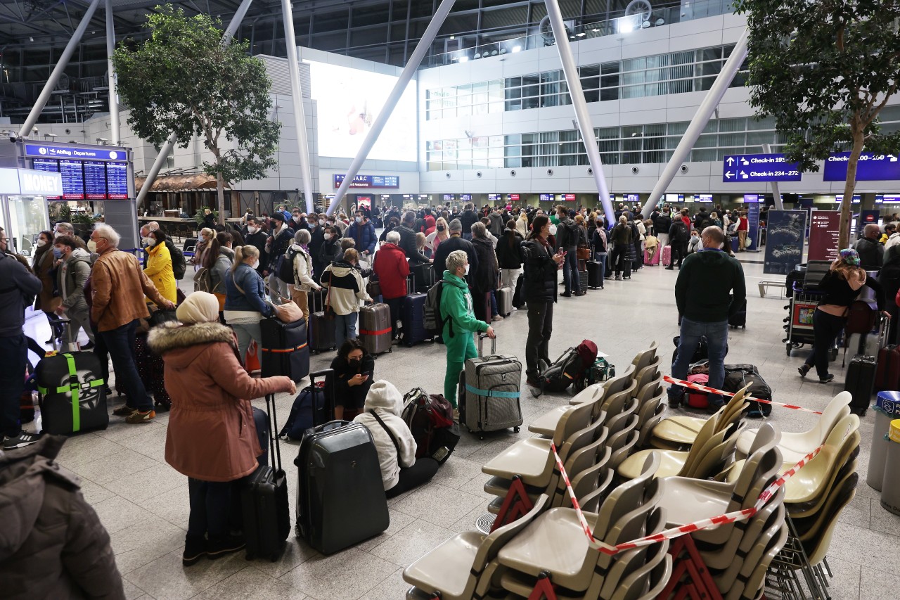 Am Flughafen Düsseldorf bildeten sich beim Streik am 25. Februar lange Schlangen in der Abfertigungshalle.