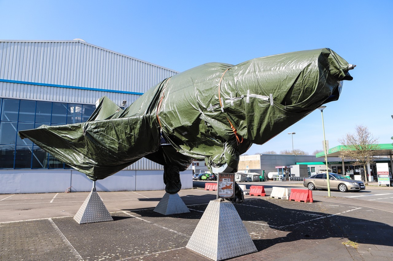 Der russische Kampfjet ist verhüllt. Damit soll ein Zeichen gesetzt werden.