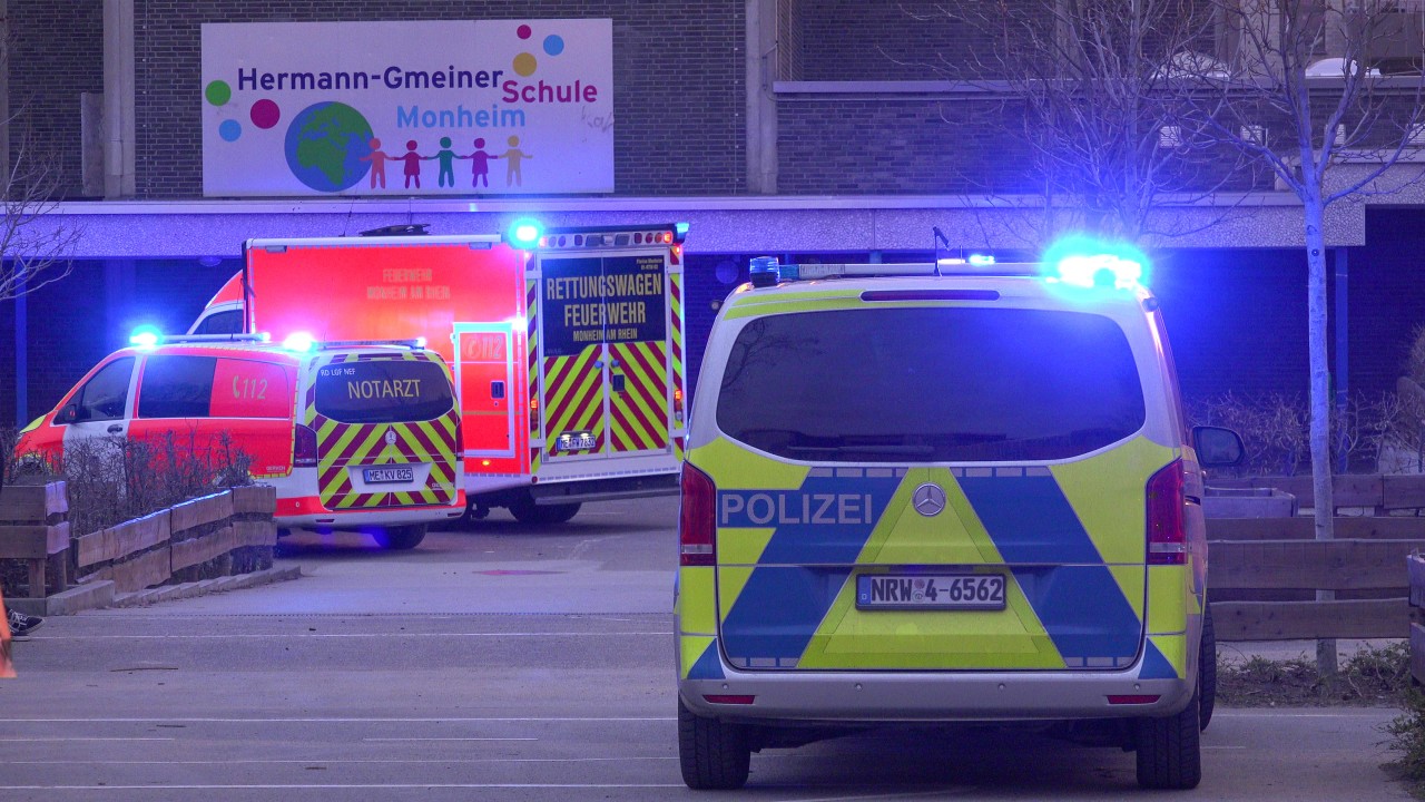 In Monheim (NRW) ist am Sonntagabend eine 13-Jährige auf das Dach der Sporthalle einer Schule geklettert und dann hindurch sechs Meter in die Tiefe gestürtzt.