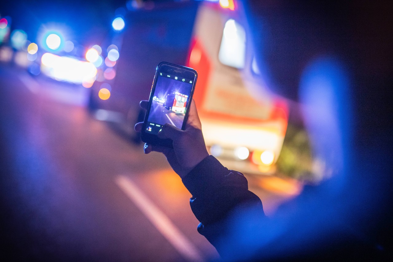 Bei einem Unfall auf der A3 in Richtung Oberhausen, stand plötzlich ein Junge auf der Gegenfahrbahn und filmte. (Symbolbild)