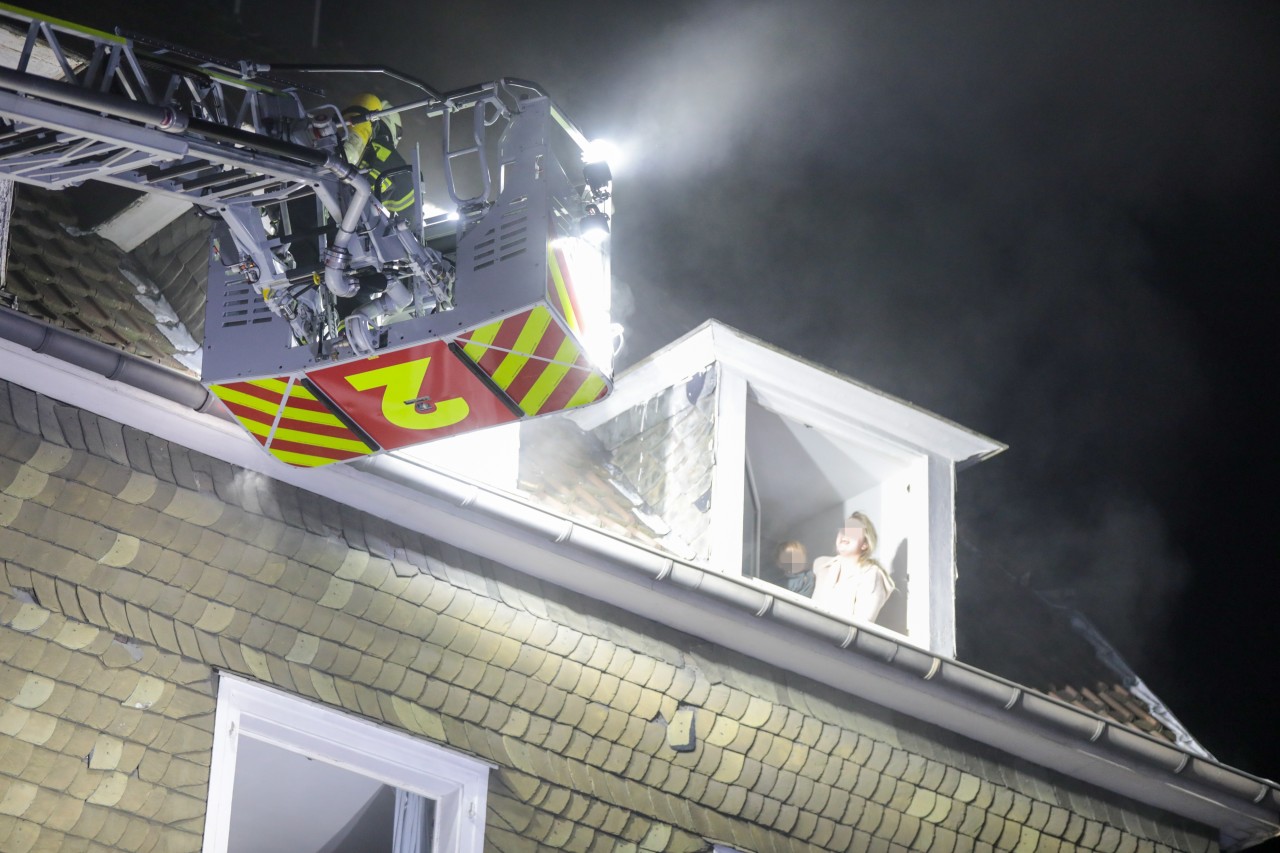 Die Feuerwehr Wuppertal bei der Rettung einer Mutter mit Kind aus ihrer Wohnung.