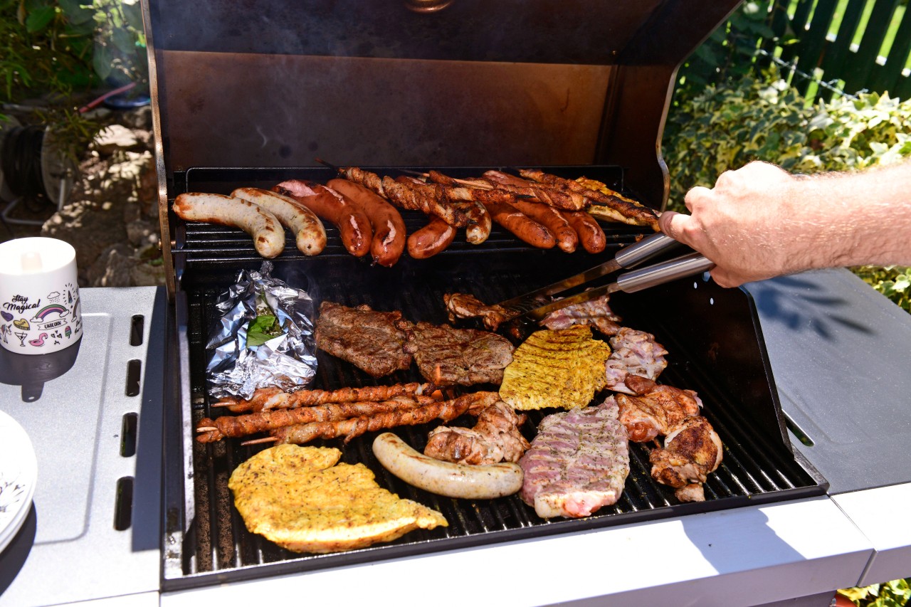 Der Sommer kommt und der Grill wird angefeuert. Doch bei Aldi, Lidl und Co. müssen Verbraucher nicht nur für Grillfleisch tiefer in die Tasche greifen. (Symbolbild)