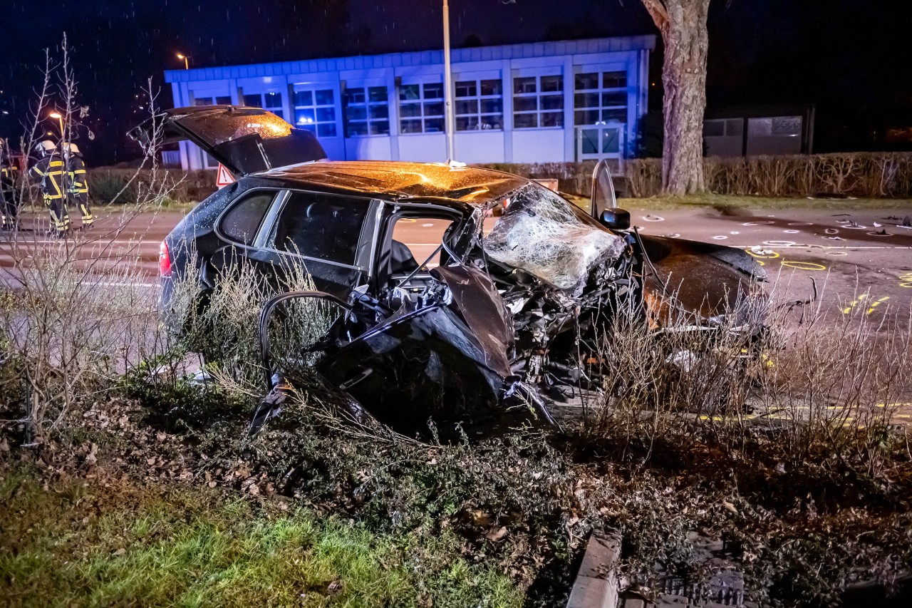 In Lidlar (Oberbergischer Kreis) raste ein Mann gegen einen Baum. Erst später stellte sich heraus, dass er kurz davor seine Frau so schwer verletzt hatte, dass sie später verstarb. 