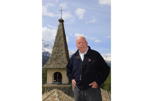 Pfarrer Brent Fisher steht vor der Kapelle Regina Pacis in St. Moritz. Der Geistliche wird am Freitagabend das Paar kirchlich trauen.