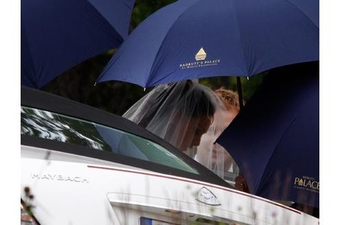 Ein Motiv war bei den Feierlichkeiten immer wieder zu sehen: Regenschirme. Trotz Prachtwetter, denn nicht der Regen sollte hier abgeschirmt werden. Vielmehr ging es darum, zu steuern, wer das Ereignis fotografiert - und wer nicht.