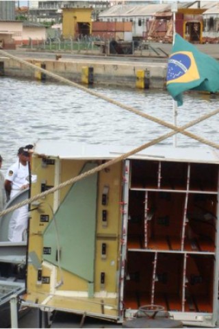 Geborgene Wrackteile des über dem Atlantik abgestürzten Air France Airbus A330 auf einem Schiff der brasilianischen Marine in Recife; Foto: Imago