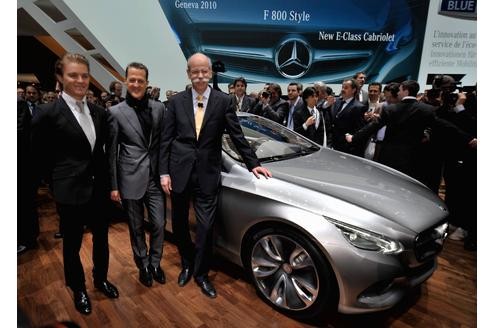 ...Michael Schumacher. Neben dem siebenmaligen Formal1-Weltmeister Gäste versammelten sich am Mercedes Stand: Der Vorstandsvorsitzende der Daimler AG, Dieter Zetsche, und Schumachers Teamkollege Nico Rosberg. Sie  präsentieren das Forschungsauto F800, der bereits Stilelemente kommender Mercedes-Modelle vorweg nehmen soll. Stilprägend...