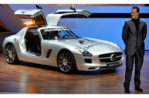 ...für Mercedes sind unter anderem Flügeltüren. Diese hat auch das neue Formel1-Pace-Car, ein Mercedes SLS AMG. Michael Schumacher wird sich wünschen, dieses Auto in der kommenden Saison nicht so häufig zu Gesicht zu bekommen. Selten...