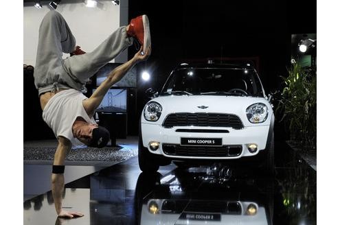 ...BMW mit dem neuen Mini Countryman. Dieser Mini mit Offroader-Optik soll junge, urbane Menschen ansprechen, wie es so gerne im PR-Sprech heißt. Eine ähnliche Zielgruppe...