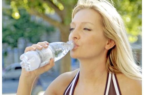 Im Sommer das A und O: trinken. Zwei Liter sind jetzt das Mindestmaß. (Bild: Imago)