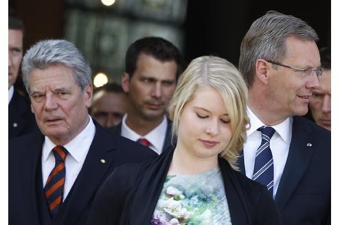 ...Joachim Gauck (l.) im Werben um die Bürgergunst offenbar noch überlegen ist. Hier verlassen Gauck und Wulff gemeinsam den Gottesdienst in der St. Hedwigs Kathedrale in Berlin. Der besinnliche Auftakt für die Wahl.