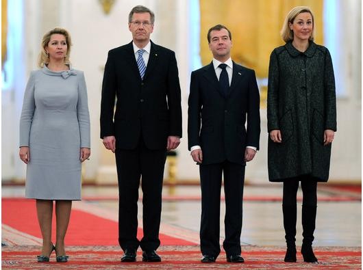 Bettina Wulff ist die jüngste Bundespräsidenten-Gattin Deutschlands. Sie lacht gern, sie scheint ein fröhlicher Mensch zu sein. Das ist zwar sehr erfrischend - leider passt es nur nicht immer: Schelmhafter Blick, Stiefelchen und ein kurzer Mantel, damit sammelte Bettina Wulff...