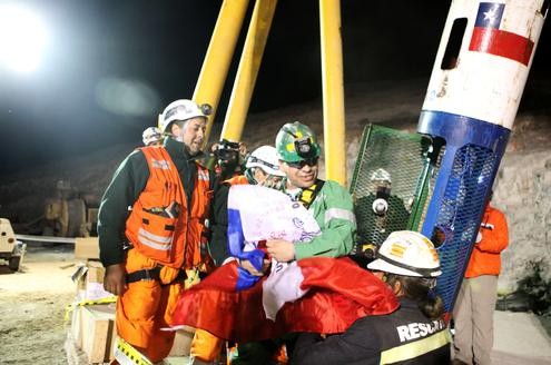 Der Chilene Jose Ojeda ist als Siebter von insgesamt 33 Veschütteten aus der Kapsel gestiegen.