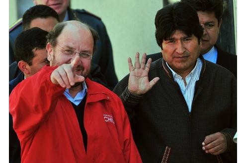 ...Amtskollege Evo Morales (rechts, hier mit Chiles Außenminister Alfredo Moreno) war ebenfalls in Copiapo, um seinen geretteten Landsmann zu begrüßen. Und der Presse wegen, natürlich.