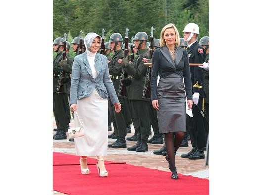 ...kann Bettina beim Staatsbesuch glänzen. Was Deutschlands First Lady...