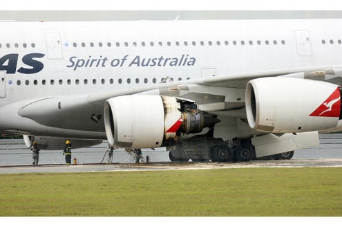 Ein A380 musste am Donnerstag auf einem Flug von Singapur nach Australien notlanden. Grund waren Triebwerksprobleme. Augenzeugen wollen eine Explosion gehört haben. Metallteile stürzten zu Boden. Von den 433 Passagieren wurde niemand verletzt.