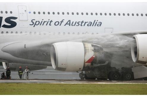 Ein A380 musste am Donnerstag auf einem Flug von Singapur nach Australien notlanden. Grund waren Triebwerksprobleme. Augenzeugen wollen eine Explosion gehört haben. Metallteile stürzten zu Boden. Von den 433 Passagieren wurde niemand verletzt.