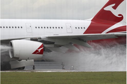 Ein A380 musste am Donnerstag auf einem Flug von Singapur nach Australien notlanden. Grund waren Triebwerksprobleme. Augenzeugen wollen eine Explosion gehört haben. Metallteile stürzten zu Boden. Von den 433 Passagieren wurde niemand verletzt.