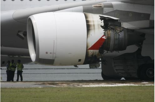 Ein A380 musste am Donnerstag auf einem Flug von Singapur nach Australien notlanden. Grund waren Triebwerksprobleme. Augenzeugen wollen eine Explosion gehört haben. Metallteile stürzten zu Boden. Von den 433 Passagieren wurde niemand verletzt.