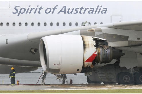 Ein A380 musste am Donnerstag auf einem Flug von Singapur nach Australien notlanden. Grund waren Triebwerksprobleme. Augenzeugen wollen eine Explosion gehört haben. Metallteile stürzten zu Boden. Von den 433 Passagieren wurde niemand verletzt.