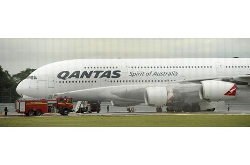 Ein A380 musste am Donnerstag auf einem Flug von Singapur nach Australien notlanden. Grund waren Triebwerksprobleme. Augenzeugen wollen eine Explosion gehört haben. Metallteile stürzten zu Boden. Von den 433 Passagieren wurde niemand verletzt.