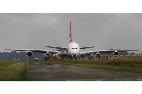 Ein A380 musste am Donnerstag auf einem Flug von Singapur nach Australien notlanden. Grund waren Triebwerksprobleme. Augenzeugen wollen eine Explosion gehört haben. Metallteile stürzten zu Boden. Von den 433 Passagieren wurde niemand verletzt.