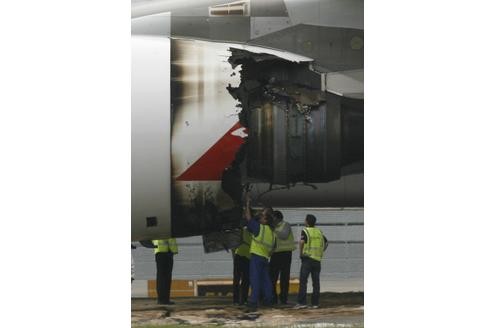 Ein A380 musste am Donnerstag auf einem Flug von Singapur nach Australien notlanden. Grund waren Triebwerksprobleme. Augenzeugen wollen eine Explosion gehört haben. Metallteile stürzten zu Boden. Von den 433 Passagieren wurde niemand verletzt.