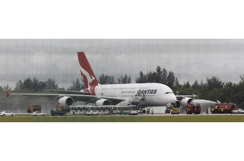 Ein A380 musste am Donnerstag auf einem Flug von Singapur nach Australien notlanden. Grund waren Triebwerksprobleme. Augenzeugen wollen eine Explosion gehört haben. Metallteile stürzten zu Boden. Von den 433 Passagieren wurde niemand verletzt.