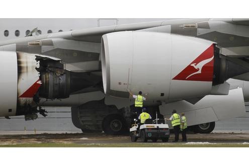 Ein A380 musste am Donnerstag auf einem Flug von Singapur nach Australien notlanden. Grund waren Triebwerksprobleme. Augenzeugen wollen eine Explosion gehört haben. Metallteile stürzten zu Boden. Von den 433 Passagieren wurde niemand verletzt.