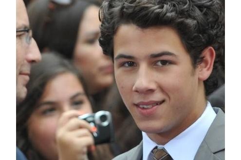 ...Popstar Nick Jonas und...