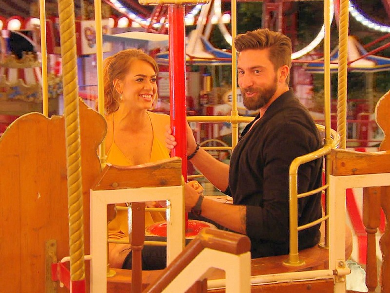 Auch Sebastian steigt mit Jessica ins Riesenrad. Dabei hat er eigentlich Höhenangst.