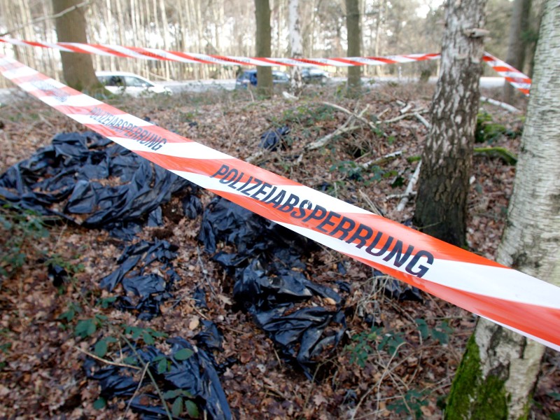 Polizei-Absperrung in einem Wald in Grefrath.