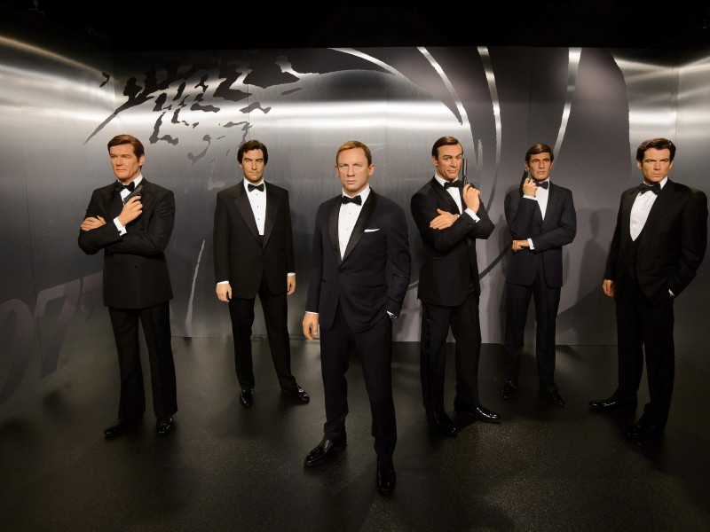 Knallhart und wachsweich: Im Figurenkabinett „Madame Toussauds“ sind kurz vor der Premiere des neuen „James Bond“-Thrillers „Spectre“ Wachsnachbildungen der Film-Darsteller der Figur zu sehen. Lässig sehen in ihren Smokings aus: Sir Roger Moore, Timothy Dalton, Daniel Craig, Sir Sean Connery, George Lazenby und Pierce Brosnan (v.l.).