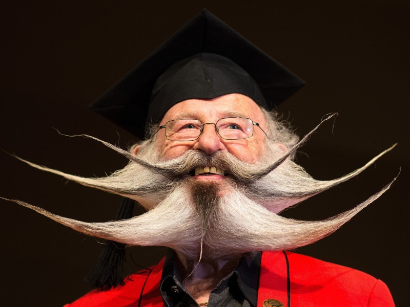 Gerhard Knapp verzichtet auf Spiralen, seine Bartkreation erinnert eher an einen Tannenbaum. Insgesamt gibt es in den drei Oberkategorien Schnauzbärte, Kinn- und Backenbärte sowie Vollbärte gibt es jeweils sechs Disziplinen.