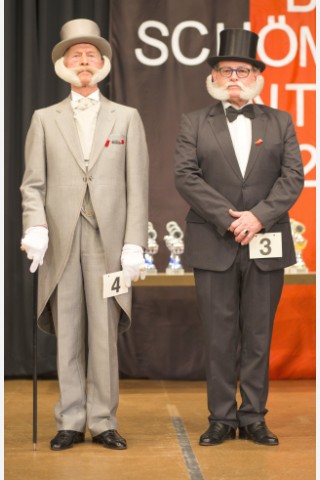 Karlheinz Hille (l) und Hoffmann Haim (r), zwei Teilnehmer der Bartträger-Meisterschaft, vertreten die klassische Schule der Herrenbärte. Ein bisschen formen ist ok, aber nur nicht zu viel Schnickschnack.