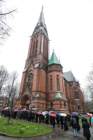 Trauergäste und Journalisten warten am 15. April 2016 in Hamburg vor der St. Gertrud Kirche auf den Beginn der Trauerfeier für den verstorbenen Sänger Roger Cicero.