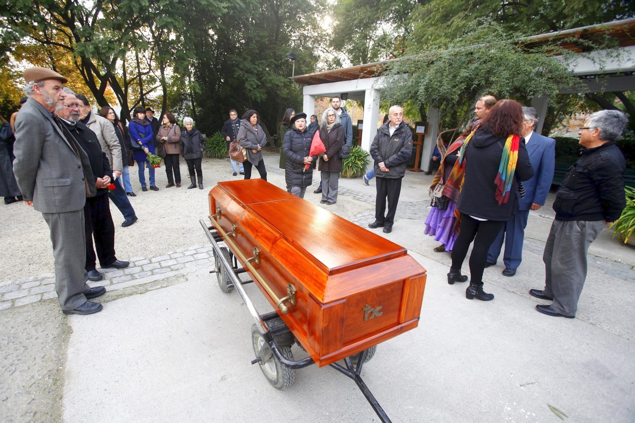 Der Sarg mit dem Leichnam von Margot Honecker auf dem Friedhof Parque del Recuerdo in der chilenischen Hauptstadt.