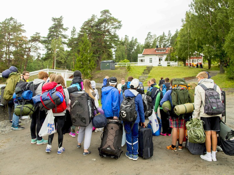 Hunderte Jugendliche machen auf der Insel Urlaub in einem Sommercamp der regierenden sozialdemokratischen Partei. Sie werden von Breivik angesprochen. Er wolle sie über den Bombenanschlag in Oslo informieren. Dann eröffnet Breivik das Feuer.