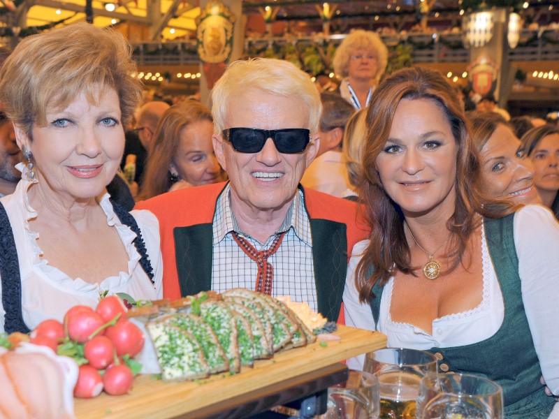 Carolin Reiber, Heino und Andrea Berg gemeinsam am Tisch.