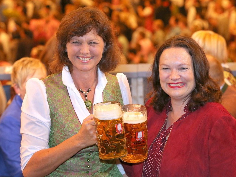 Anstoßen über Parteigrenzen hinweg: Bayerns Wirtschaftsministerin Ilse Aigner (CSU) und Bundesarbeitsministerin Andrea Nahles (SPD) tranken gemeinsam ihr Bier.