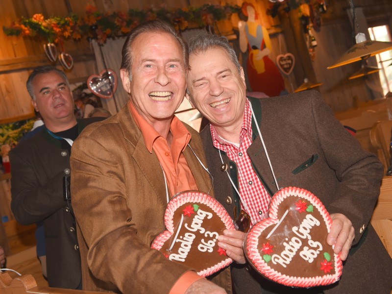 ... „Tränen lügen nicht“-Sänger Michael Holm (l.) und Spider Murphy Gang-Kopf Günther Siegl blicken. 