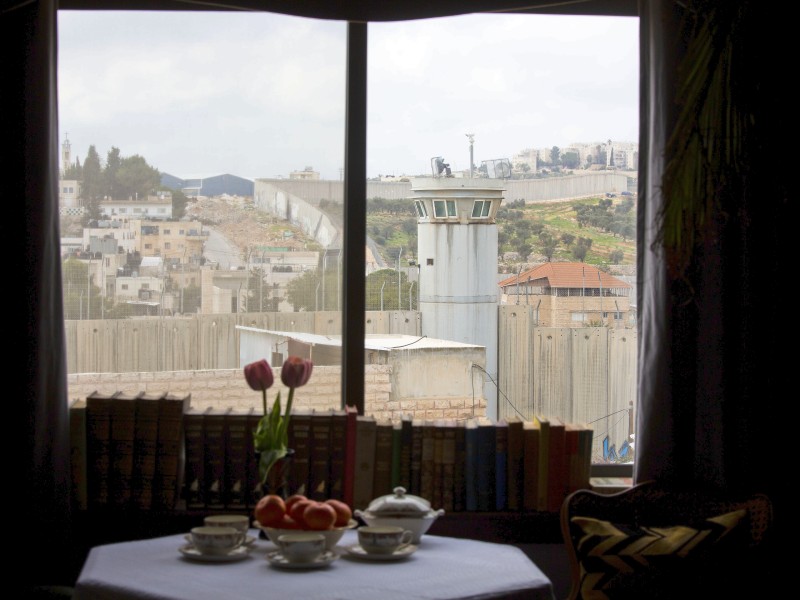 „Es hat den schlechtesten Ausblick aller Hotels in der ganzen Welt“, so Bansky. Diese Aufnahme zeigt den Blick unter anderem auf einen israelischen Wachturm. 