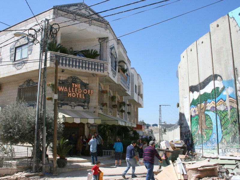 Das „Walled Off Hotel“ wurde direkt an der Sperrmauer zwischen dem Westjordanland und Israel errichtet. 