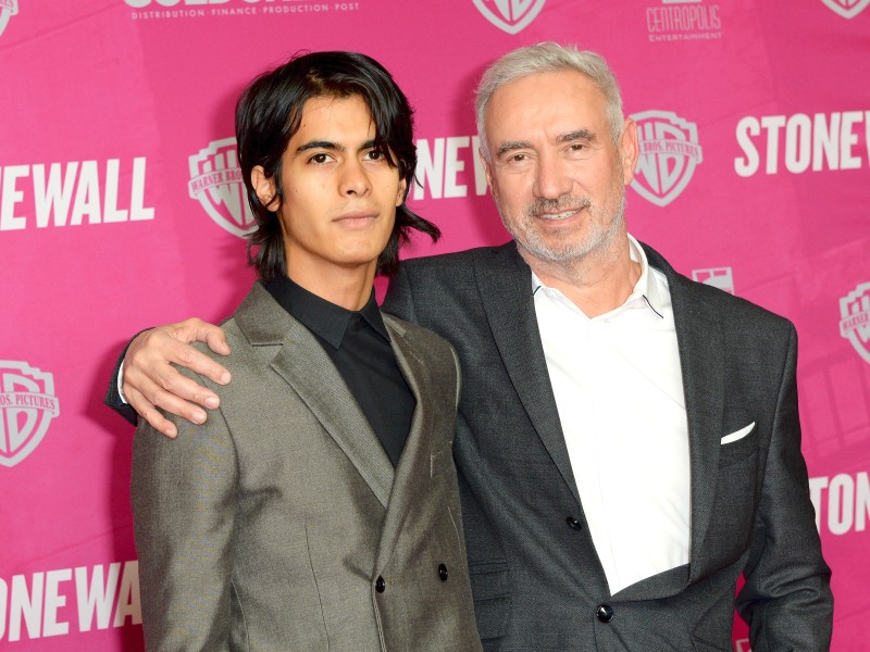 Er hat „Ja“ gesagt: Roland Emmerich (r.) hat seinen langjährigen Freund Omar de Soto geheiratet. Gefeiert wurde am 22. Juli in Los Angeles.